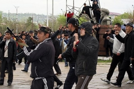 Demonstranti podporující Bakijeva.